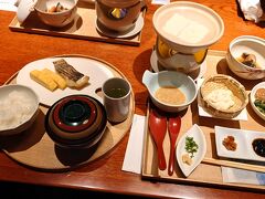 ２日目は旅館：和多屋別荘のレストラン利休で和定食をいただきました。
ビュッフェと迷ったんだけどこれはこちらで大正解。