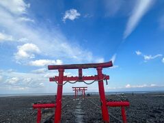 大魚神社の海中鳥居。
水に浸かっているところも見たかったけれど
近くまで行けるのもこれはこれでいいですよね。

何とも言えない異世界感。