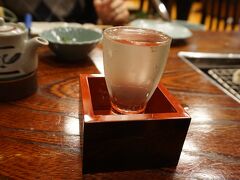 三重の日本酒ランキング1位の而今。東京や大阪の地酒専門店を皮切りに圧倒的な支持を得て、今や全国の酒処で置かれる人気銘柄です。6代目を継ぐ蔵元杜氏の大西唯克さんは20代のころから注目されるスター杜氏で、すべての酒造りの工程で精緻な設計と検証を繰りかえす。クリアでフルーティな飲み口と、綺麗な甘み、爽やかな酸味が絶妙に調和し、飲み飽きることがない日本酒です。