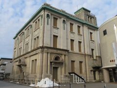 「敦賀市立博物館」です。旧大和田銀行本店を改築したもので、国の重要文化財です。
