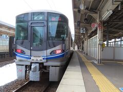 10:30、敦賀駅のホーム。予想よりも早めに着きました。よかったよかった。
10:42発の福井行北陸本線、もちろん普通列車です。福井には11:44の到着です。