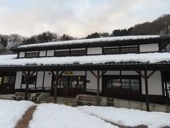 えちぜん鉄道の「勝山駅」到着。雪がかぶった屋根が美しい。