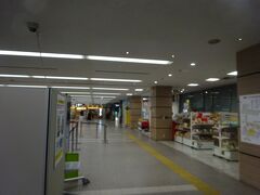 県営名古屋空港は中部国際空港セントレアが開港する以前の名古屋都市圏の拠点空港。
自衛隊の小牧基地と共用してます。

今現在はFDAのみが就航している空港になってしまいました。
規模も縮小してこじんまりな空港と化しています。