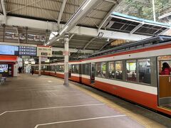 ホームを少しだけ歩き、強羅行きの電車に乗り換える。ようやく、登山鉄道らしい赤い電車に乗れる。行きは1000形。古い車両がいいね。

今日は箱根神社の予定。小涌谷駅まで行ってバスで神社に向かう。