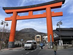 小涌谷駅の改札は1つだけ、駅から出て左に歩くとすぐバス停。12:34のバスに乗り、15分ほどであっという間に元箱根港に到着。
バス停のすぐそばにあるのが第一鳥居。Google Mapを頼りに、箱根神社に向かう。