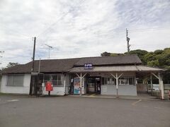 9:57
送迎車で5分‥
JR東日本外房線/長者町駅に着きました。

おぉ！
映画のワンシーンに出てきそうな木造駅舎だ。