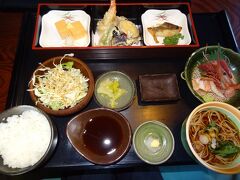 そば処 竹むらで会食。
しんみりと故人を偲びます。

竹むら御膳‥2,800円
たまご焼き
天ぷら(海老/薩摩芋/獅子唐/茄子)
銀鱈の焼き物
お造り(鮭/甘海老/鮪)
小そば
生野菜サラダ
米飯
