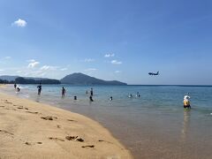 たまにゴオゴオと飛行機が着陸するのが見える。
マイカオビーチならでは。