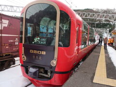 名立駅に停車。ここには20分ほど停車します。

2号車側のホームは除雪されていましたが・・・