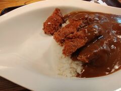 大阪メトロ谷町線中崎駅近くの「でん 中崎店」で「ピリ辛＋ミンチの盛り合わせカレー（1,000円）」をいただきました。
何故か、お皿の左半分ががら空きでした。