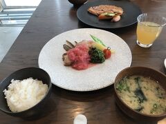 松本市内へ戻って　昼食は和ダイニング　くらすわ
ランチタイムに間に合って　ハーフビュッフェ
地元の食材を使って美味しく。友人のお勧めです。