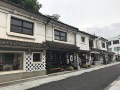 中町通り　町並み保存地区でしょうか？
白壁のうちが並んでいました。