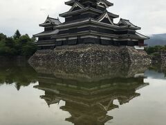 松本のシンボル　松本城
お堀に映った逆さ城　この整った形のすばらしさ。
ひし形にピッタリはまる。