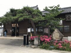 穂高駅、登山客、ハイキング客が下りてくる。
駅名の看板も日本的な駅舎もいい。