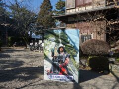 本居宣長記念館は「古事記伝」で有名な宣長の自筆稿本や遺愛の品約16,000点を収蔵。その隣は宣長が12歳から亡くなるまで暮らした旧宅「鈴屋」（国指定特別史跡）があり、偉大な国学者の当時の生活が偲ばれます。