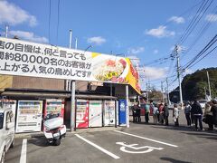 佐賀のドライブイン鳥！！
11時の開店前にもうこの行列です。マークイズ福岡のフードコートにも入ってたりするけど、ここが本店。
1巡目で入れましたが、超絶人気と噂のコタツ席はすでに満席。普通のテーブル席に座りました。