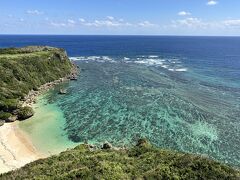 ここにきたら、ぜひ見てほしい絶景が「果報バンタ」。
これぞ沖縄！な、映えスポットです。

そしてシュノーケルしたら楽しそうな海だな・・と思うのは私だけかな？！
ビーチに降りられる雰囲気は全くありませんでしたが、泳ぎたいわー。