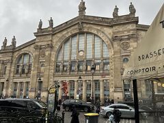 ホテル最寄りのパリ北駅で下車しました。下車後駅前のホテルにスーツケースを預け観光に出かけました。