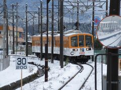 雪の中を走ってくる
3両編成・ワンマン運転の 近江鉄道
　