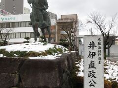 こちらは 駅前に建つ 井伊直政 像

「徳川 四天王」として 関ヶ原などを戦い
家康から彦根の地を与えられた 初代藩主

「どうする家康」では 板垣 李光人が演じ
赤備え(あかぞなえ)の鎧甲は 勇ましかったが
口ひげ は 似合ってなかったなｗ
　