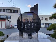 広野駅のホームに童謡「汽車」の碑があります。