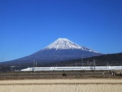 地元から車を走らせやってきたのは静岡県富士市。
冬場れの富士山を撮影したいなと思っていたのですが、せっかくなら・・・と新幹線や在来線とのコラボができるこちらの場所へ足を運びました。

撮り鉄のみならず多くのカメラマンが被写体に挙げる富士山。
同じような写真が続いてしまいますが、ご覧いただけると幸いです。

