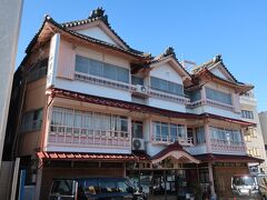 参道沿いの老舗旅館、山田館。
館内見学はやっていませんので外観のみ。