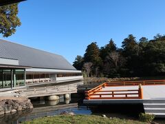 式年遷宮館と勾玉池。遷宮館は本日休館日でした。