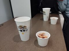 翌朝、ホテルの朝食を少しだけ食べて出発！

荷物預けたらカードラウンジへ。
ここは13歳未満の同伴者(娘)無料。