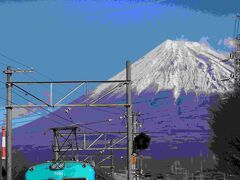 続いてやってきたのは岳南鉄道。
富士山バックでの撮影地にやってきたのですが、すぐ右側に木と高圧鉄塔の支柱が立っている(写りこんでいますね)ので縦構図にて1枚&#128248;

列車には「迎春」のヘッドマークも。
今回は車での移動でしたが、赤字に苦しむ地方鉄道の一つでもあり乗って応援もしたいところです。

