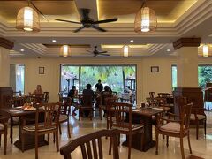 プールサイドにあるレストランで朝食