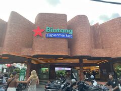 スミニャックでお土産といえばビンタンマーケットということでビンタンマーケットに行くことに。最初は徒歩20分くらいだったので歩いていこうかと思ったが、蒸し暑さに負けてGrabで行くことに。近場なのでバイクを選択。10分弱で37KRp。途中民家を走ったのだが、結構スピードを出しながらだったのでひやひやしたが無事に到着