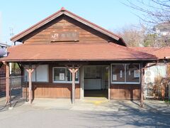 で、これがその駅舎です。飲料水自販機のデリバリー車が止まっていたのでやっと撮れました。