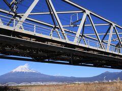 こちらも界隈では有名な富士川の河川敷。
ここに何がやってくるのかというと・・・？