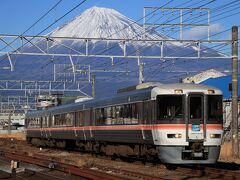 いい加減、新幹線に飽きたところで最後は在来線へ。
富士川駅から南に200ｍほど進んだ位置にある踏切から狙います。

この日は風が強かったようで、富士山は雲に隠れたり隠れなかったり。
在来線も10-15分に1本とそこまで多いわけではないのでハラハラしながらの待ち時間となりました。

やってきたのは甲府と静岡をJR身延線経由で結ぶ特急「ふじかわ」
中腹当たりに邪魔ものがいますが・・・ まぁしょうがないとしましょうか&#128530;