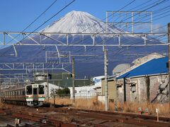 ここで狙いたかったのは国鉄時代より活躍している211系。最近は新型車両の増備もありその去就が注目されていますが、やはり引退発表後に混み合う中で撮るより普段からしっかりとその姿をカメラに収めてこそ真のオタクなのかなと(笑)

他の形式で運用されている列車もあり、太陽の向きがちょうど良い順光、運用される列車など条件が合致するものはそう多くないのですが・・・