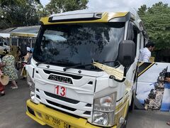 2024年元旦。今年もいい一年でありますように。

朝食を食べたら、一昨日もお世話になった大好きバリでカーチャーター。9時にホテルで待ち合わせて、目的地に出発。今日からクタのホテルに移動するためにチェックアウト。お世辞にもきれいでおしゃれなホテルとは言えないが、ホスピタリティーあふれていていいホテルだった。

２時間半北部へ向けて走って到着したのはランプヤン寺院。今回一番行きたかった寺院である。
ランプヤン寺院は、ランプヤン山にある8つの寺院を総称したもの。そんな中で一番有名なのが、パナタラン・アグン寺院にある天国の門である。多くのインスタグラマーがこの門で撮影した写真をインスタグラムで見たことがある人も多いだろう。

入口に到着したらまずバスに乗って丘を上る。45KRp。歩いていくとなると1,800もの階段を登らないといけない