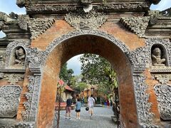 17:00ウブド中心地に到着。ウブドは自由行動で2時間ほどでどうでしょうとの事で、もしもう少し見たかったらいってくださいとガイドさん。この辺は1人なので融通が利く。

まずはウブド王宮へ。ウブドの中心地にあり、2つの大通りが交差にあるのでここを拠点に観光するといいと思う