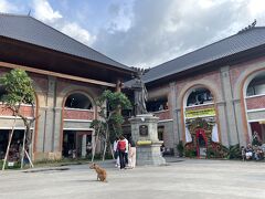 すぐ近くにあるウブド市場へ