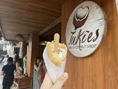 何か有名なお店はないかと探していたらこちらのTukiesのココナツアイスが有名なようなので来てみた。徒歩で10分弱