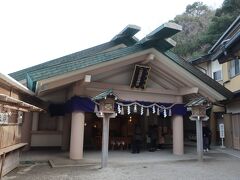 二見興玉神社。昔は伊勢神宮に参拝する前に二見浦で禊（沐浴）を行うのが慣わしでした。現代では禊の代わりに二見興玉神社でお祓いを受けることになったそうです。昨日すでに外宮参拝を済ませてしまいましたので、順番が違ってしまいましが、まぁいいでしょう。