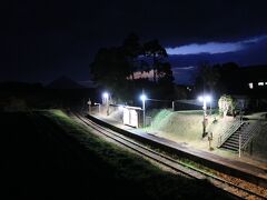 時は進み翌日の朝6時半前。私は鹿児島中央駅から南に50kmほどの場所にある松ヶ浦駅の脇で夜明けを待っていました。

その目的は。。。