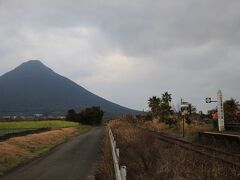 気を取り直して次の場所へ。

やってきたのはJR日本最南端の駅として知られる西大山駅。
2003年に沖縄県でゆいレールが開業したため最南端の駅の称号は譲りましたが、JRとしての最南端の駅はここ西大山駅。ホームの端っこにはそれを示す看板と背後にはやはり(?)開聞岳がそびえ立っております。

天気が良くない・・・(しつこい)