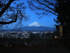 ずーっと富士山には背を向けて登っていく形になるのですが、途中でふりかえるとこんな景色が。雲一つない快晴で期待に胸が躍ります。