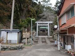 山のふもとにある賀多神社に向かいます。