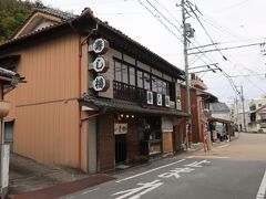 町に降りてきました。少し早いですが、お昼ご飯にします。「寿し梅」という看板のお店に入ります。ほとんど死んでいる町の中でここだけは、何というか、シャキッとした雰囲気の店構えです。