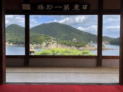 「福禅寺 対潮楼」。弁天島や仙酔島など瀬戸内の島々が見えます。柱が額縁のようですね。いつまでも見ていられる絶景です。