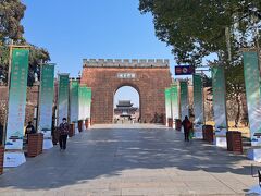 いよいよ徽州古城！立派な門が迎えてくれました。
中国四大古城と言われる町に期待が高まります！
