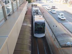 駅の東口にある路面電車の停留場発見

おっ､電車が来てる！って思って急いで乗り場へ降りて行ったら､目の前で行ってしまいました