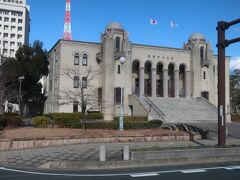 こちらの建物は豊橋市公会堂
昭和6年築のロマネスク様式建築の建物で､昭和20年の豊橋空襲でも焼け残り､一時市役所機能もここに移転していました

その豊橋市公会堂が左手に見えると間もなく